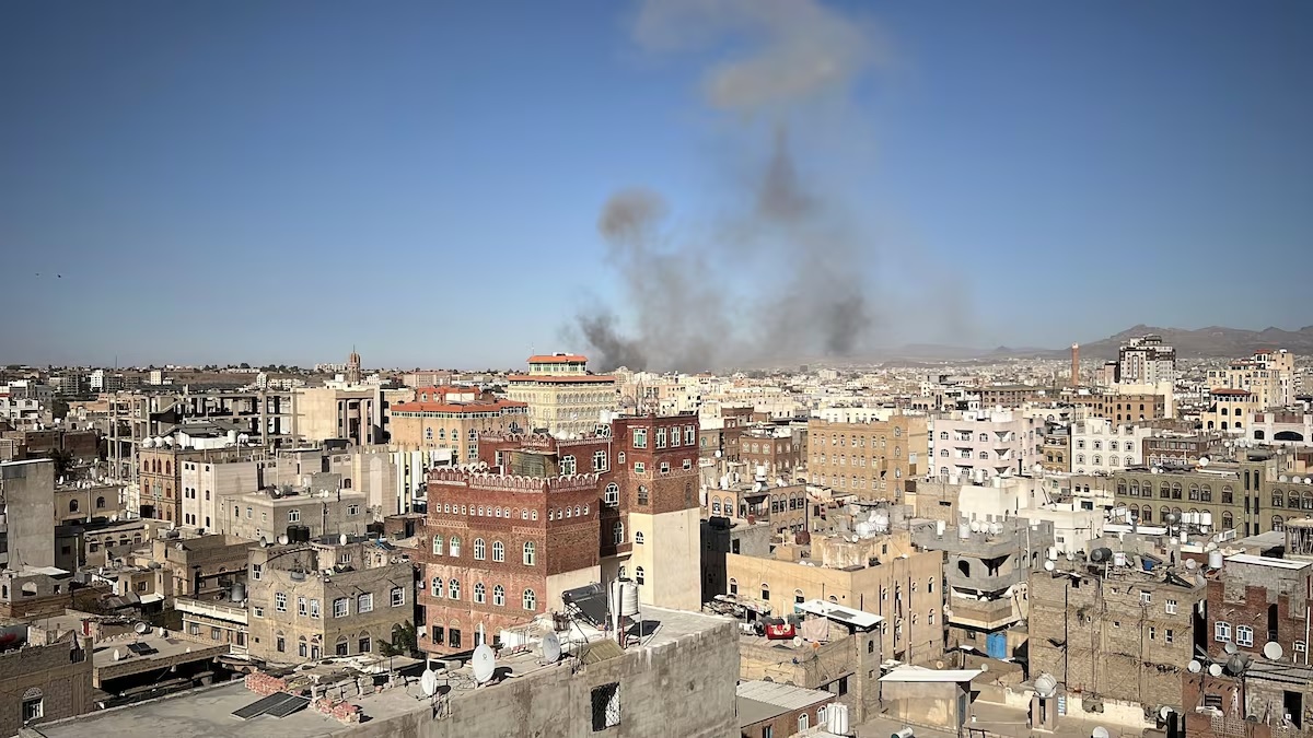 On December 31, local time, US and British warplanes launched an air strike on a military camp in Sana’a, the capital of Yemen. On December 31, local time, US and British warplanes launched an air strike on a military camp in Sana’a, the capital of Yemen.