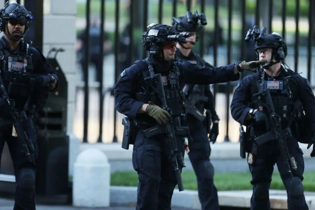 U.S. Secret Service police. U.S. Secret Service police.