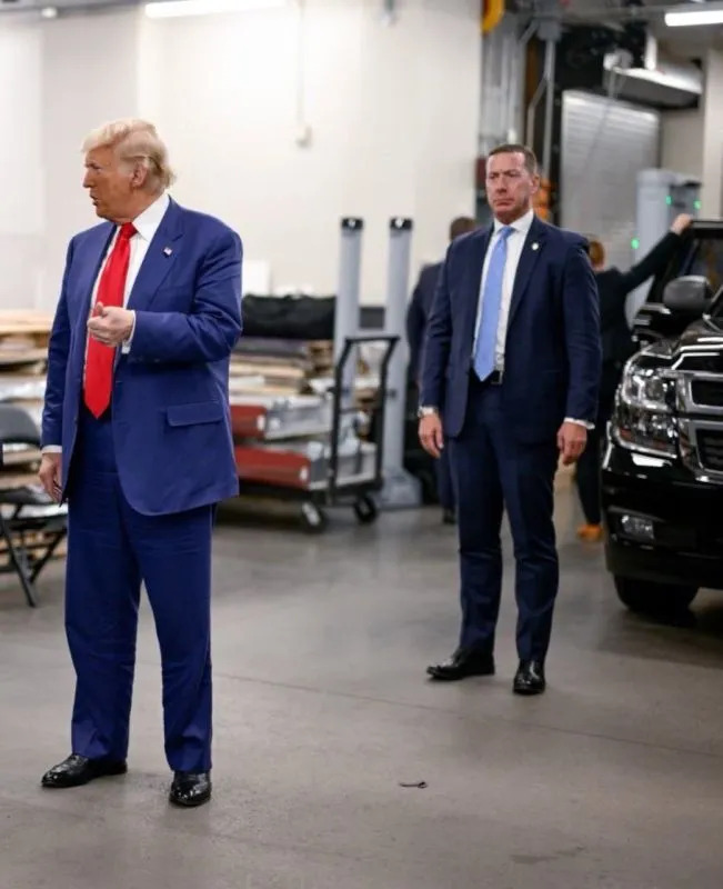Sean always follows Trump closely in public. Sean always follows Trump closely in public.