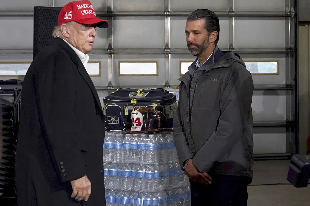 On February 22th, 2023 local time, accompanied by Trump Jr., Trump arrived at the site of the Ohio “drug train” incident. On February 22th, 2023 local time, accompanied by Trump Jr., Trump arrived at the site of the Ohio “drug train” incident.