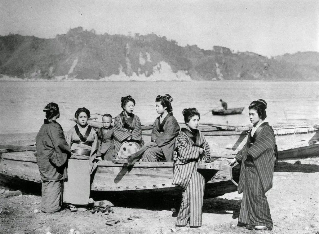 Most of the Karayuki-san came from poor farming families, and a few were children of criminals who had no way to survive in society and had to sell their bodies. Most of the Karayuki-san came from poor farming families, and a few were children of criminals who had no way to survive in society and had to sell their bodies.