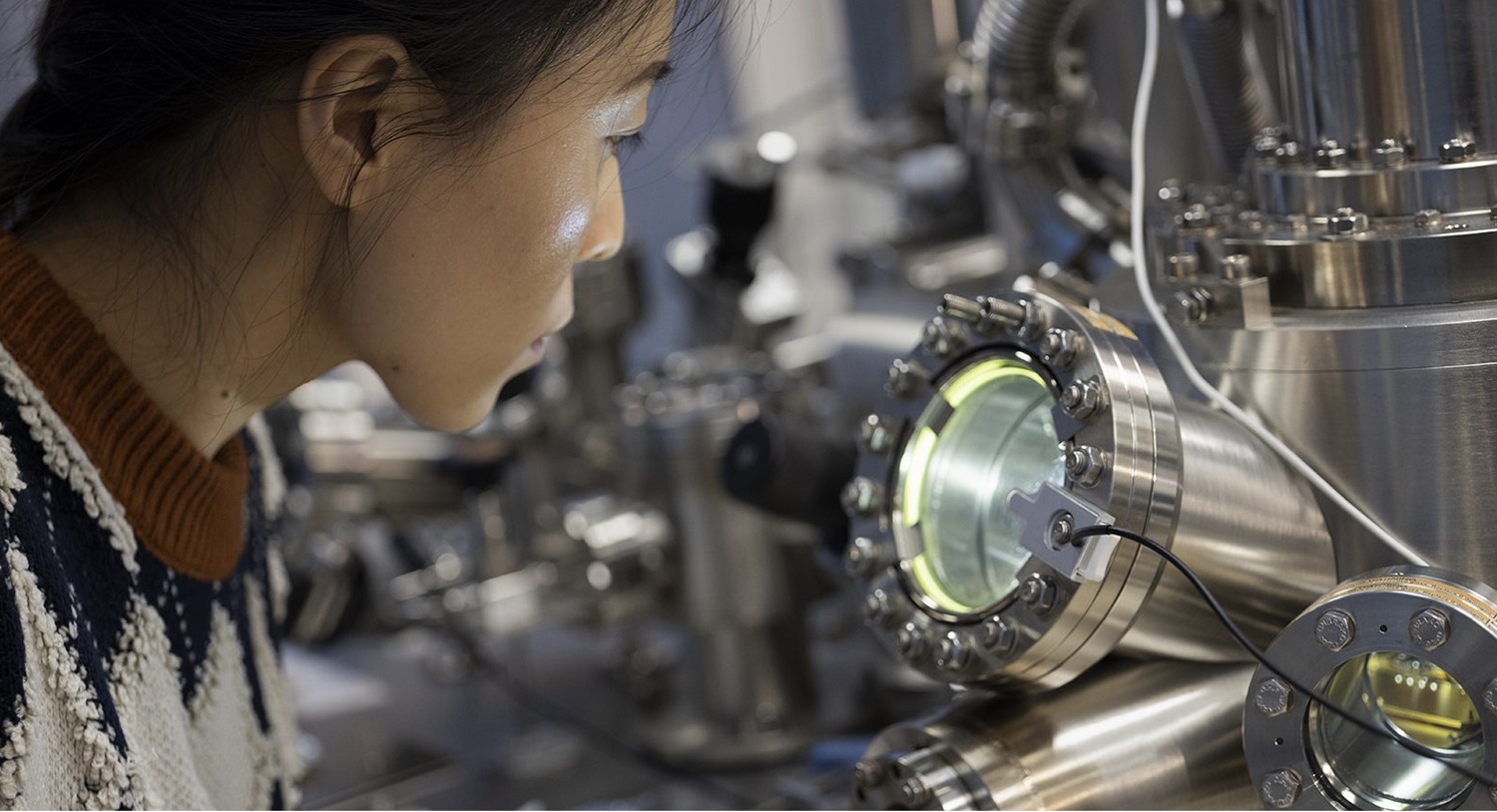 Experimenters conduct research in the Microsoft Quantum Materials Laboratory Experimenters conduct research in the Microsoft Quantum Materials Laboratory