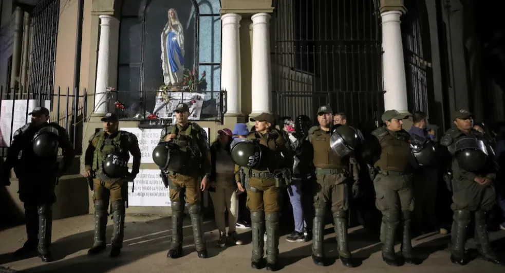 the army took over security of Chile, prevent the flow of illegal immigrants who take advantage of the chaos to cross the border.