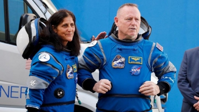 American astronauts return to Earth
